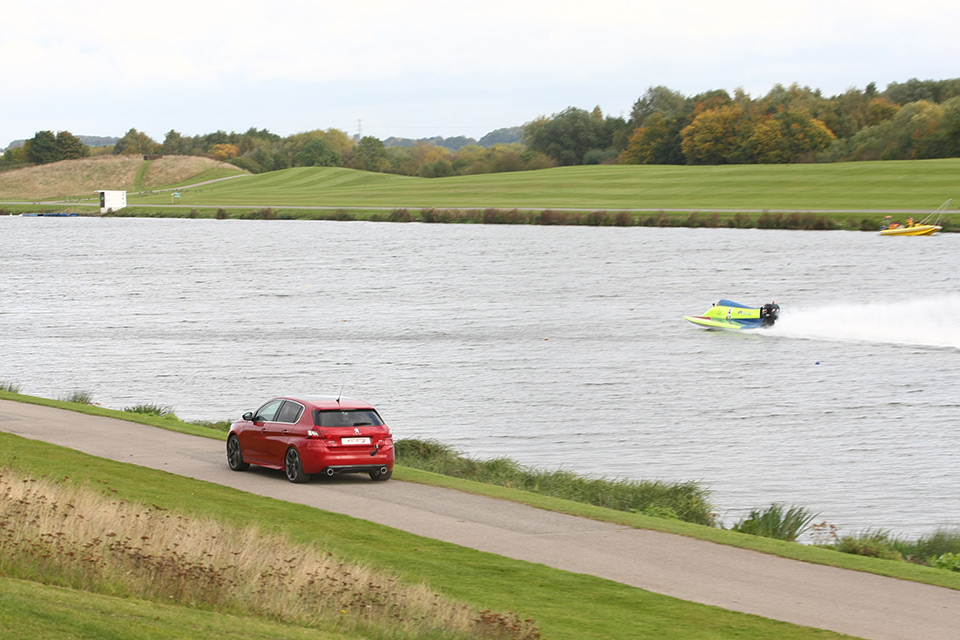 Vidéo : la Peugeot 308 GTi affronte un F2 GP Powerboat