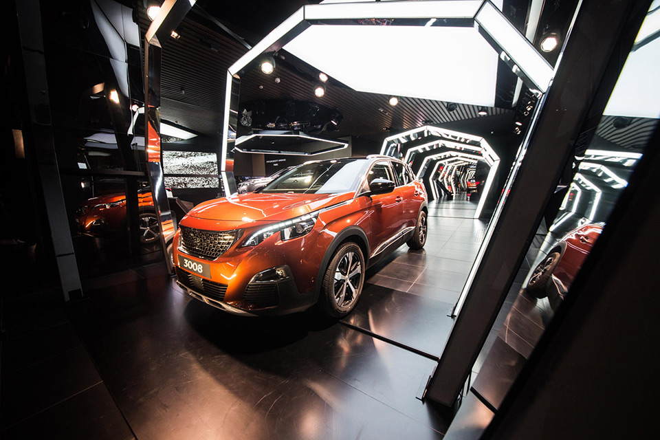 Photos : nouvelle vitrine « Amplify your Senses » chez Peugeot