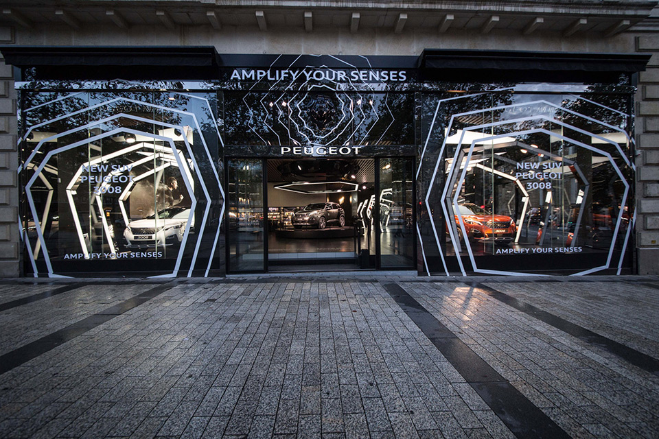 Photos : nouvelle vitrine « Amplify your Senses » chez Peugeot