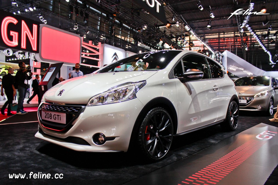 Photo Peugeot 208 GTi 30th Blanc Perle Nacré - Salon de Paris 2