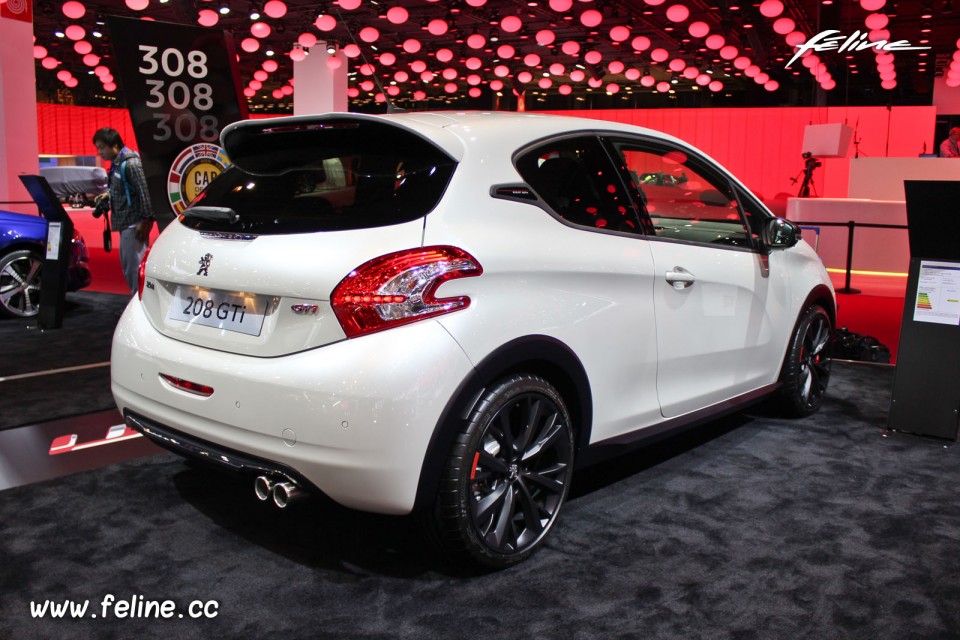 Photo Peugeot 208 GTi 30th Blanc Perle Nacré - Salon de Paris 2