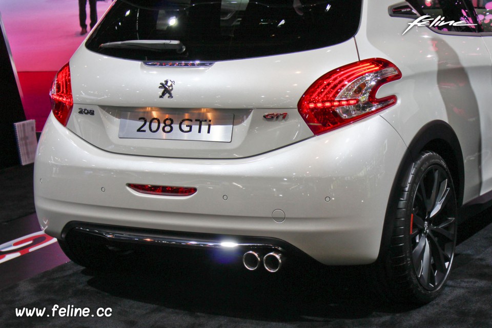 Photo Peugeot 208 GTi 30th Blanc Perle Nacré - Salon de Paris 2