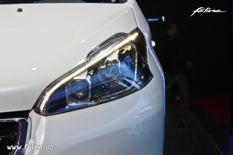 Photo projecteur avant Peugeot 208 HYbrid Air 2L Concept - Salon