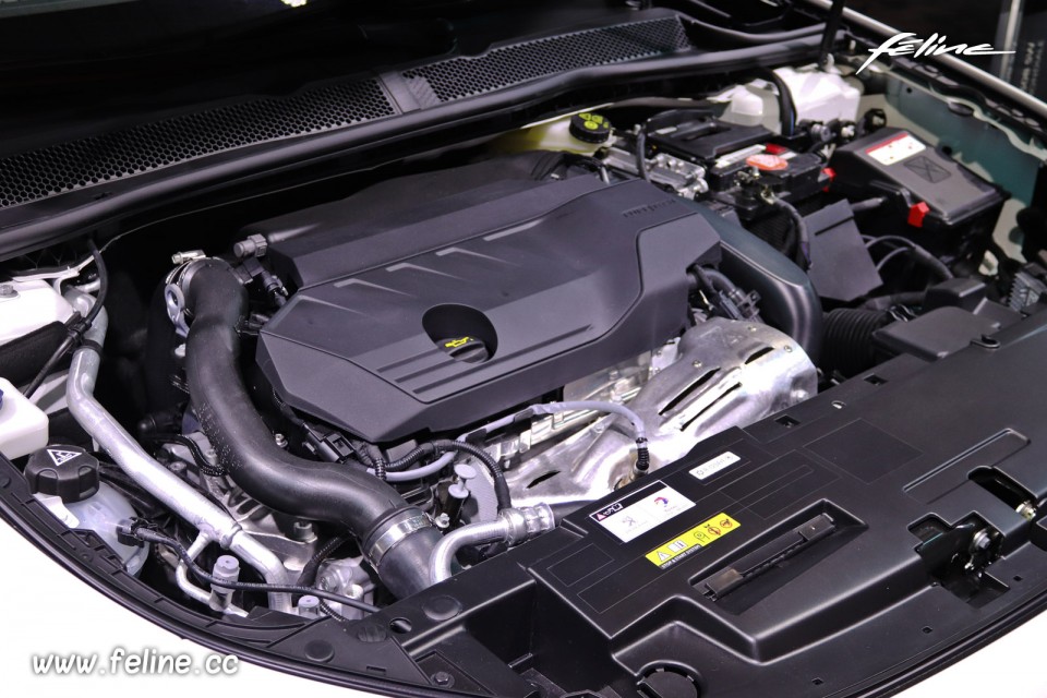 Photo moteur essence PureTech Peugeot 508 SW GT Line - Salon de