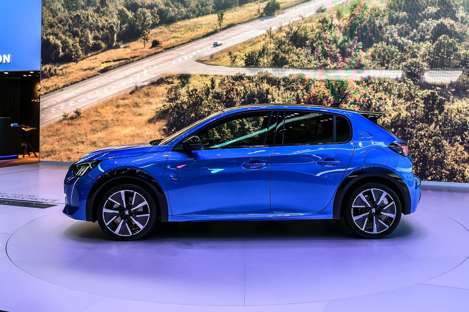 Photo profil Peugeot e-208 GT - Salon de Genève 2019