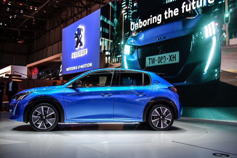 Photo profil nouvelle Peugeot e-208 GT - Salon de Genève 2019