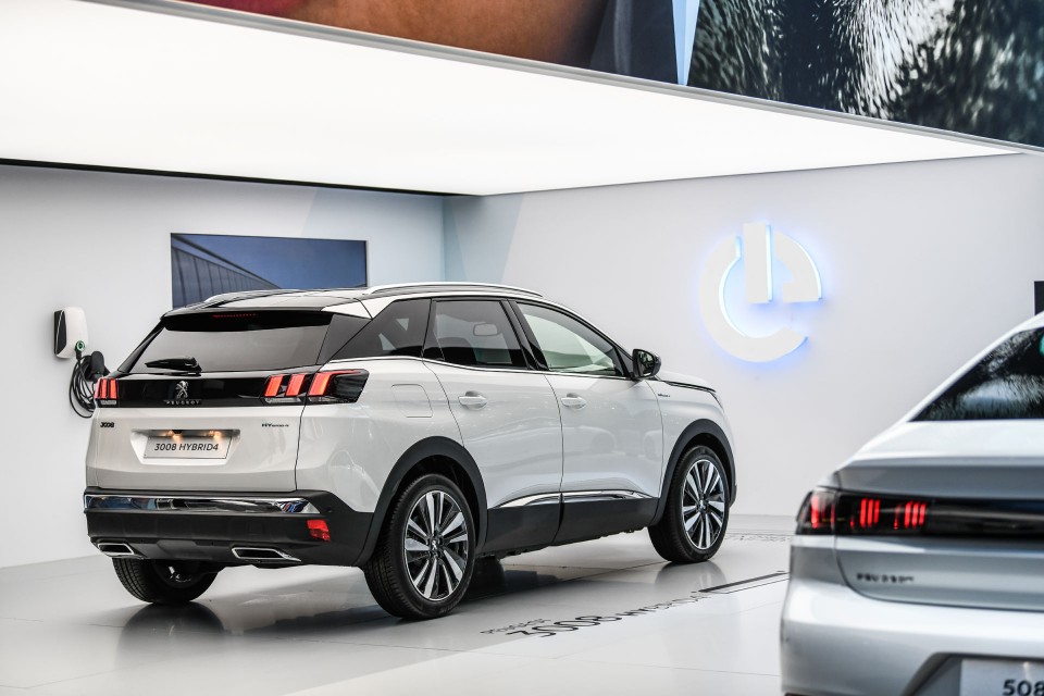 Photo 3/4 arrière Peugeot 3008 HYbrid4 - Salon de Genève 2019