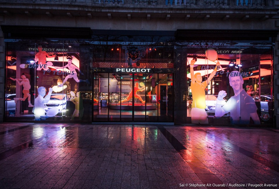 Photo vitrine « Drive To Tennis » @ Peugeot Avenue Paris - Avril 2016