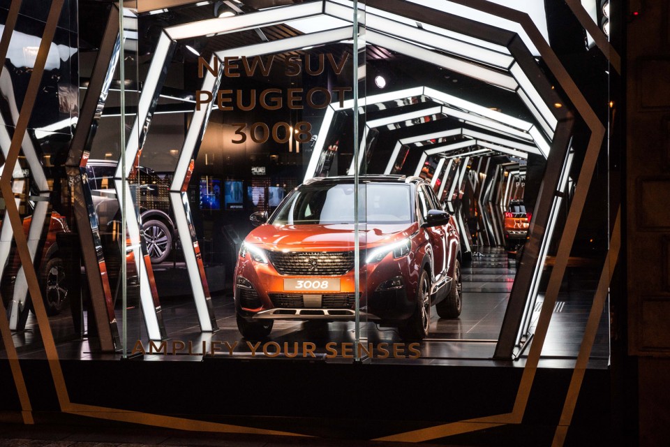 Photo vitrine « Amplify your Senses » @ Peugeot Avenue Paris -