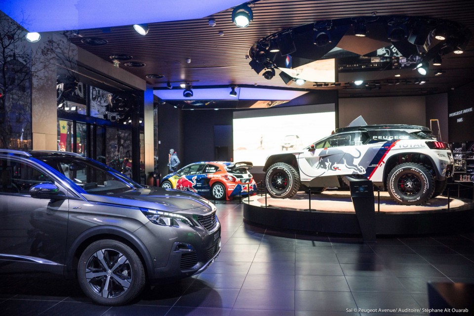 Photo vitrine « We love Dust » @ Peugeot Avenue Paris - Décem