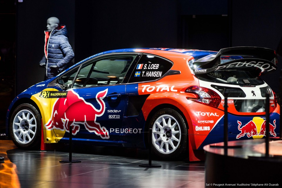 Photo vitrine « We love Dust » @ Peugeot Avenue Paris - Décem