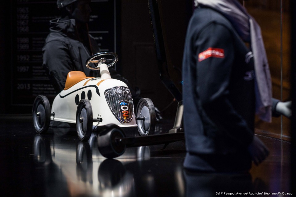 Photo vitrine « We love Dust » @ Peugeot Avenue Paris - Décem