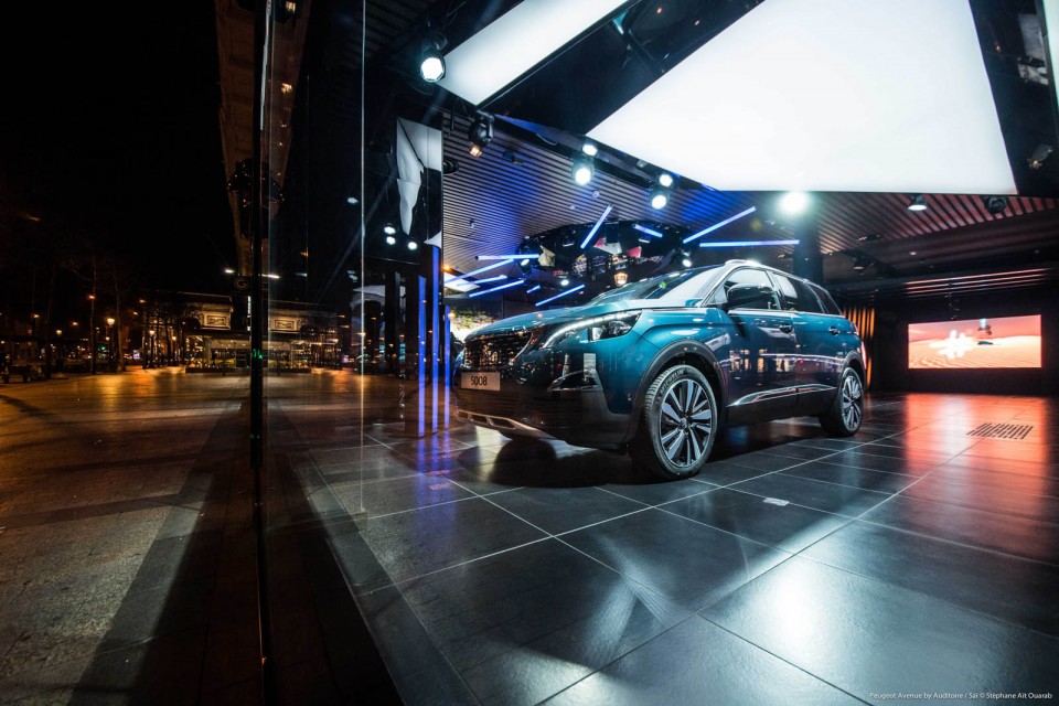 Photo vitrine « From Dust to Road » @ Peugeot Avenue Paris - M