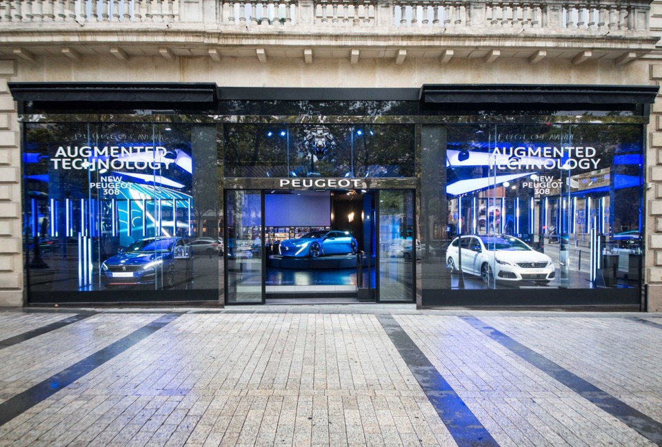 Photo vitrine « Augmented Technology » @ Peugeot Avenue Paris