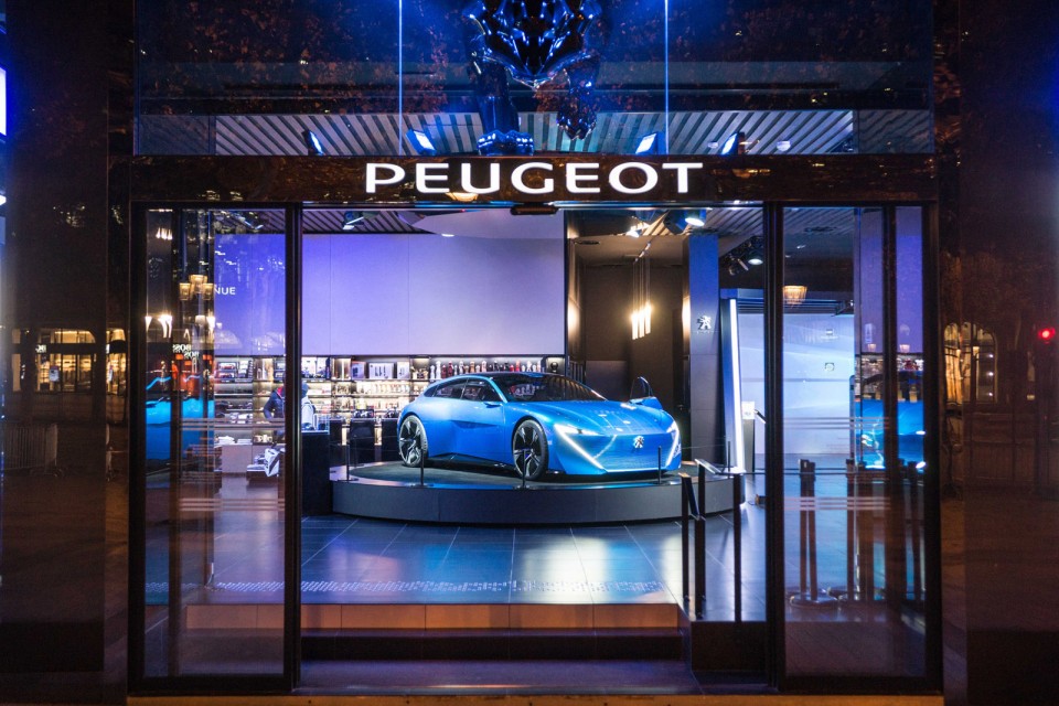 Photo vitrine « Augmented Technology » @ Peugeot Avenue Paris