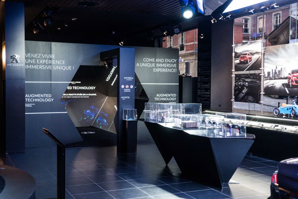 Photo vitrine Augmented Technology @ Peugeot Avenue Paris 2018