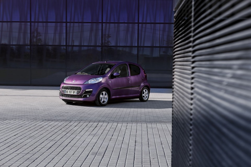 Photo officielle Peugeot 107 Prune Plum - 1-009