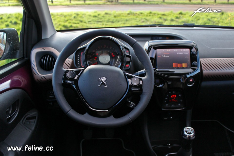 Photo volant cuir Peugeot 108 Allure Top