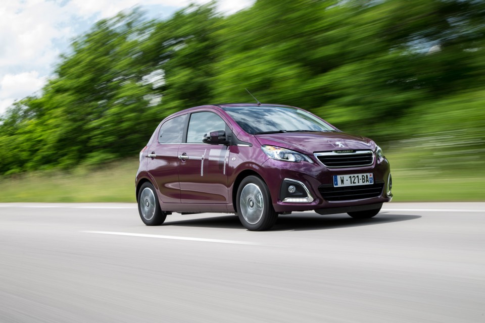 Photo dynamique Peugeot 108 Allure Top ! Red Purple