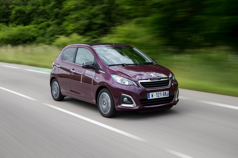 Photo dynamique Peugeot 108 Allure Top ! Red Purple