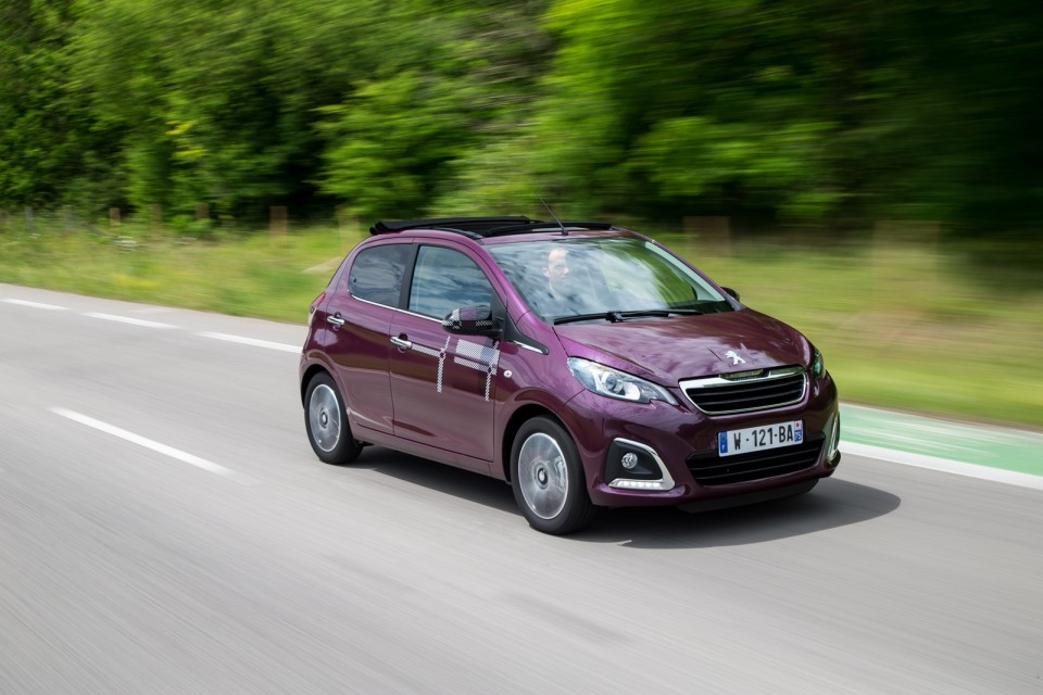 Photo dynamique Peugeot 108 Allure Top ! Red Purple