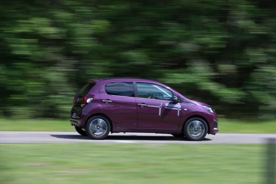 Photo dynamique Peugeot 108 Allure Top ! Red Purple