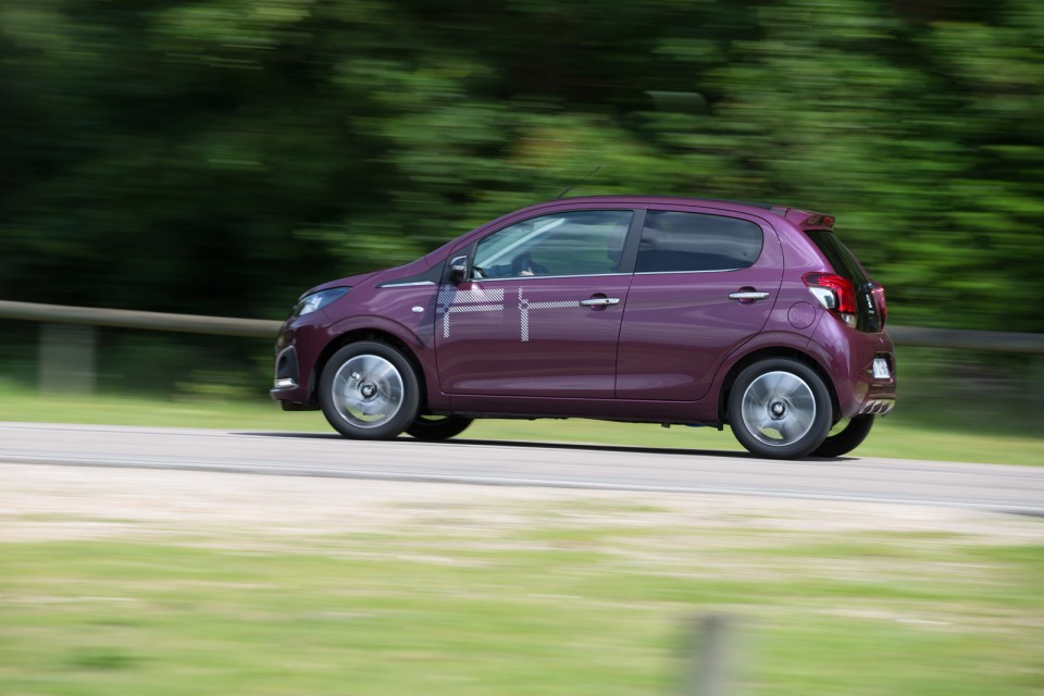 Photo dynamique Peugeot 108 Allure Top ! Kilt Red Purple