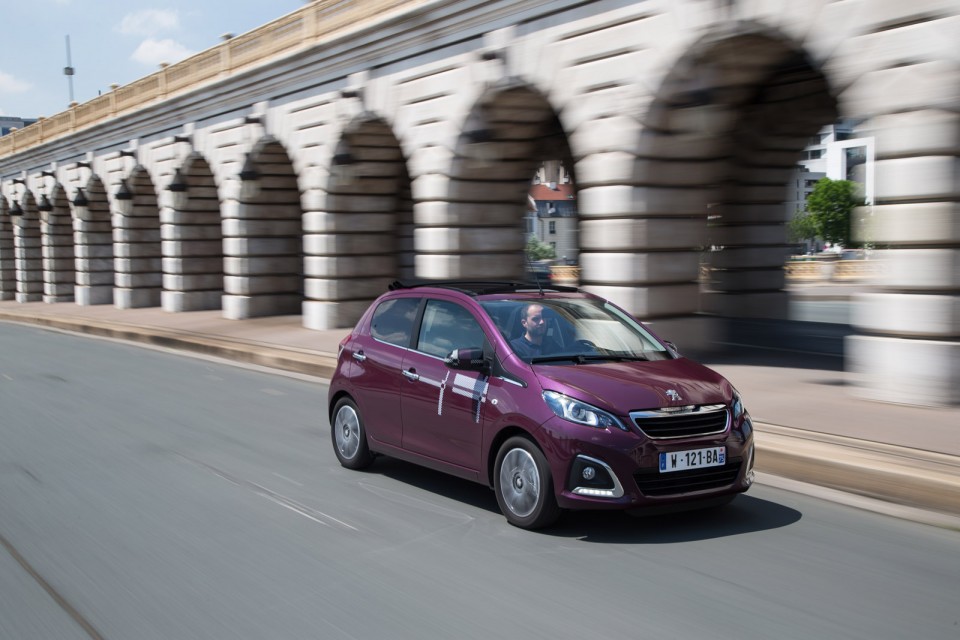 Photo dynamique Peugeot 108 Top ! Red Purple