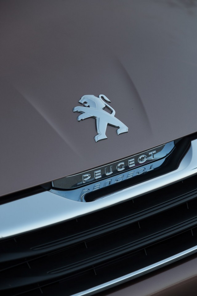 Photo sigle lion capot Peugeot 108 Top ! Aïkinite