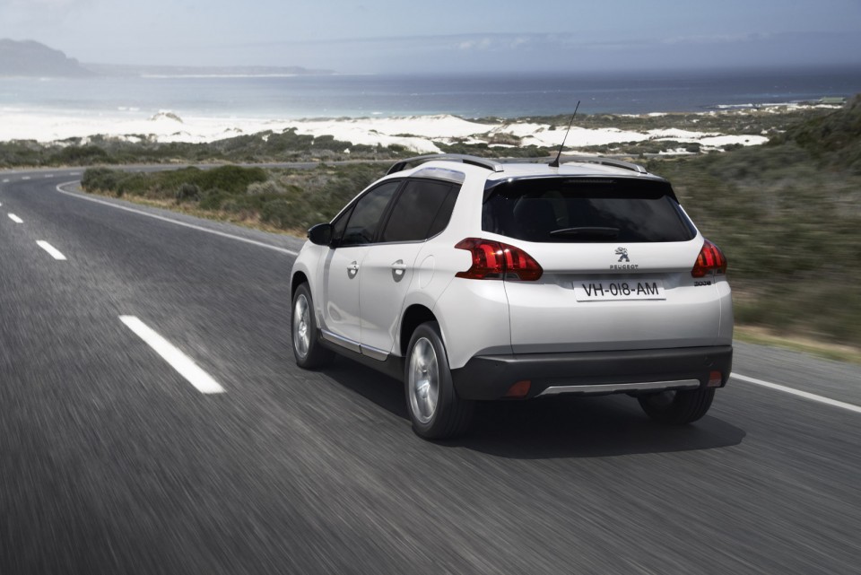 Photo 3/4 arrière dynamique Peugeot 2008 I Blanc Nacré (2013) - 1-011