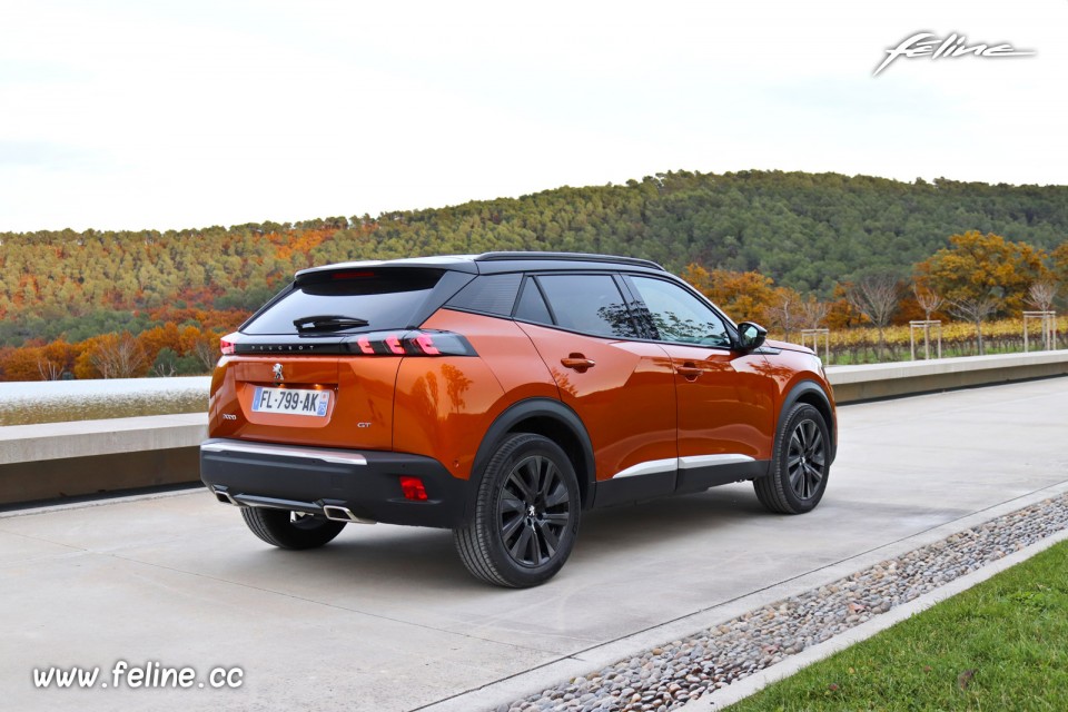 Photo 3/4 arrière Peugeot 2008 II GT PureTech 155 (2019)