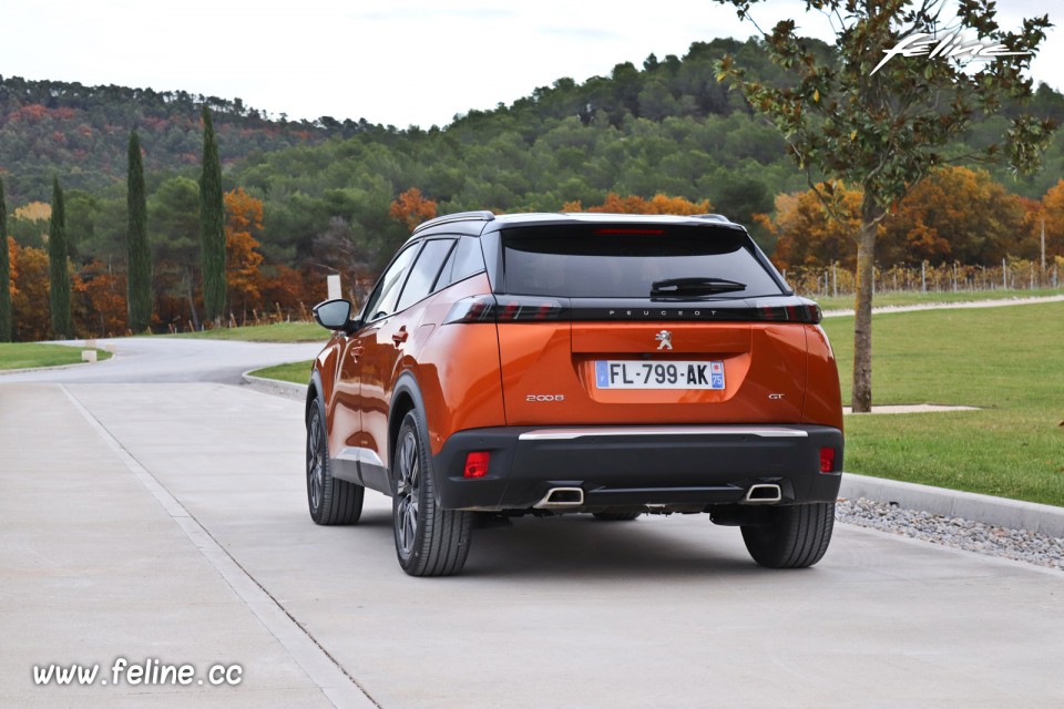 Photo 3/4 arrière Peugeot 2008 II GT PureTech 155 (2019)