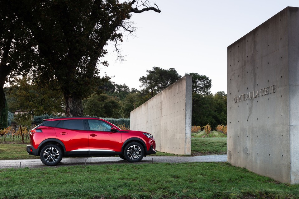 Photo officielle Peugeot 2008 II Allure Rouge Elixir - Essais pr