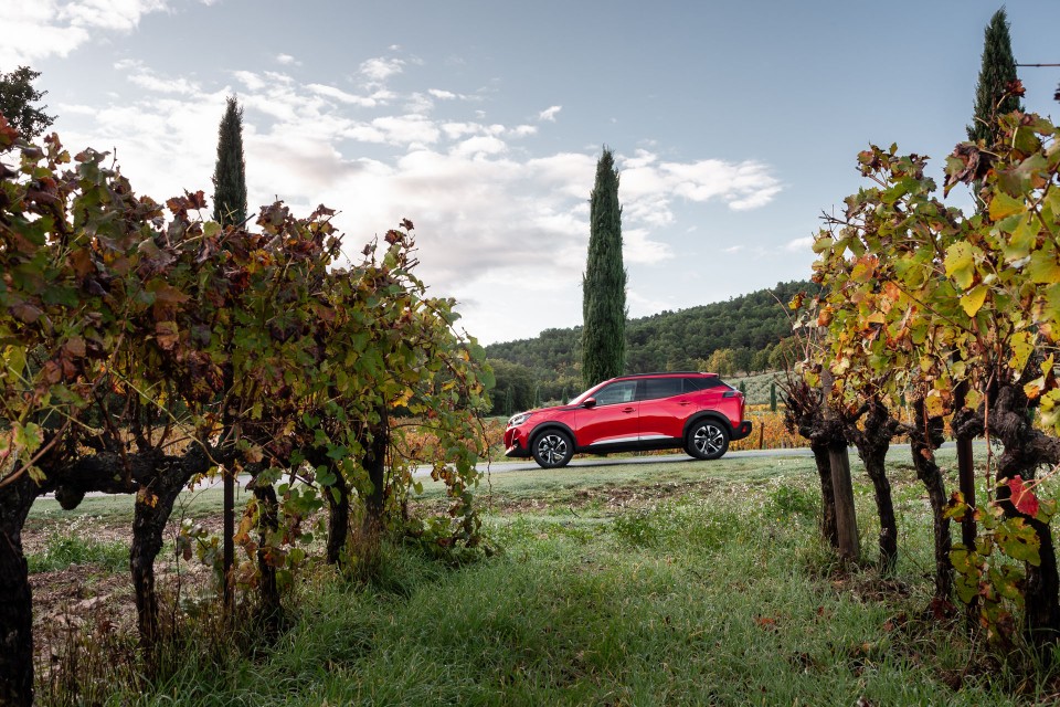 Photo officielle Peugeot 2008 II Allure Rouge Elixir - Essais pr