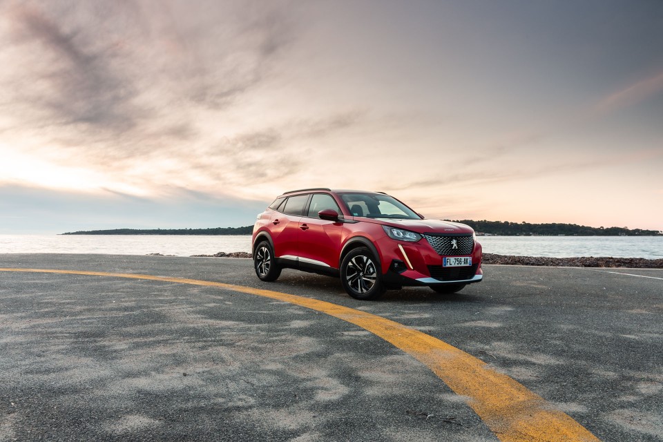 Photo officielle Peugeot 2008 II Allure Rouge Elixir - Essais pr