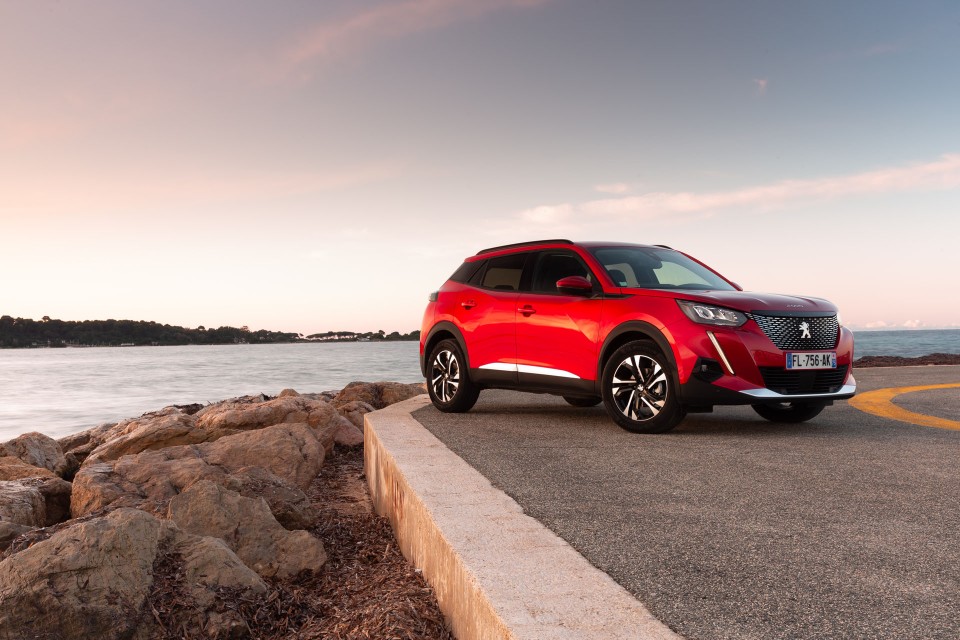 Photo officielle Peugeot 2008 II Allure Rouge Elixir - Essais pr