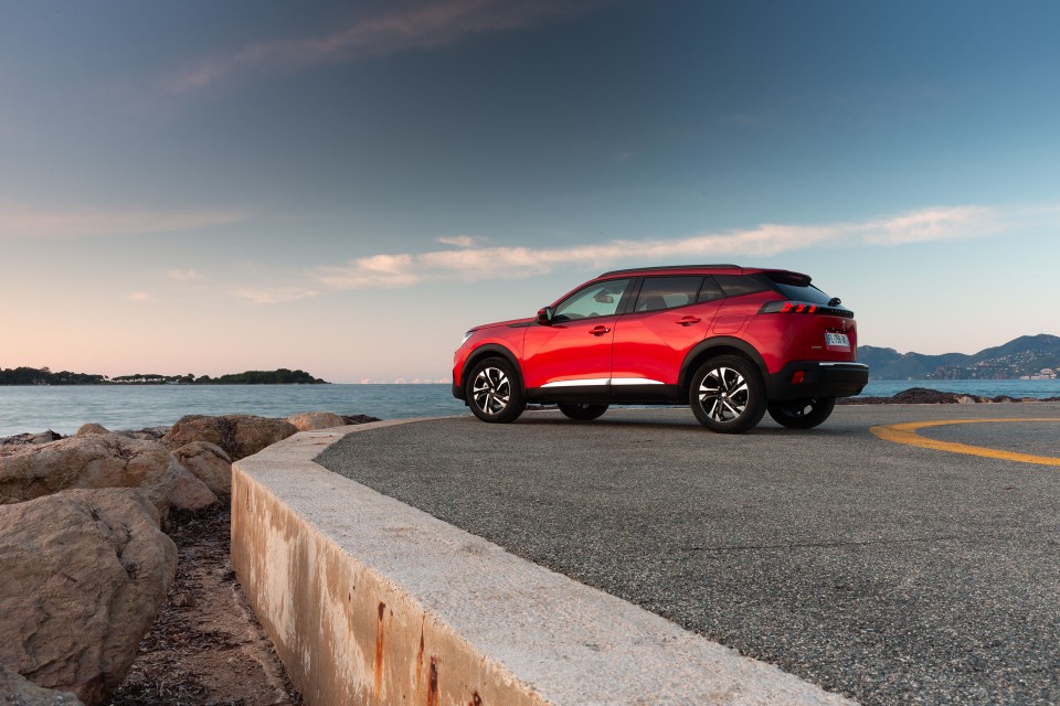 Photo officielle Peugeot 2008 II Allure Rouge Elixir - Essais pr