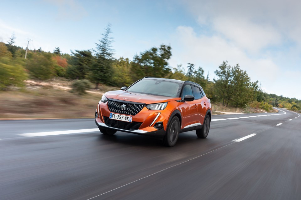 Photo officielle Peugeot 2008 II GT Orange Fusion - Essais press