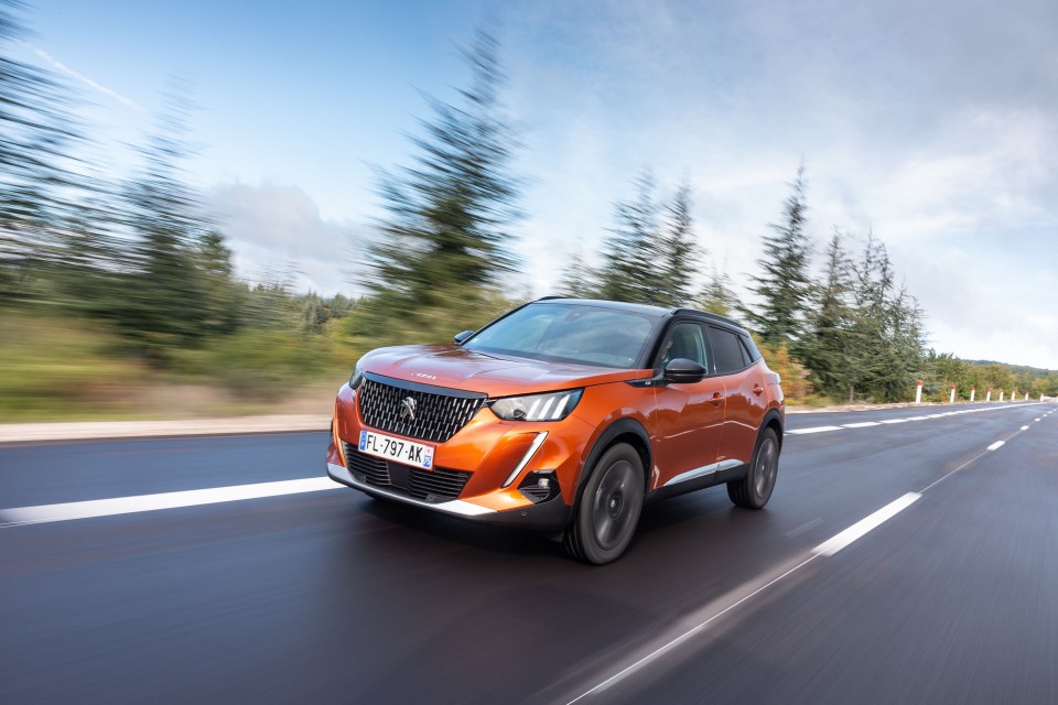 Photo officielle Peugeot 2008 II GT Orange Fusion - Essais press