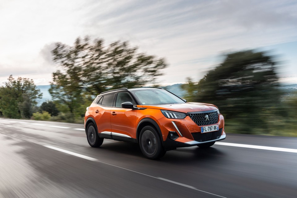 Photo officielle Peugeot 2008 II GT Orange Fusion - Essais press