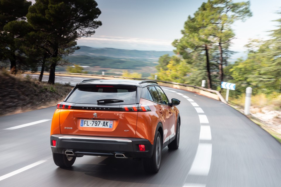 Photo officielle Peugeot 2008 II GT Orange Fusion - Essais press