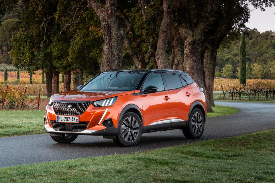 Photo officielle Peugeot 2008 II GT Orange Fusion - Essais press