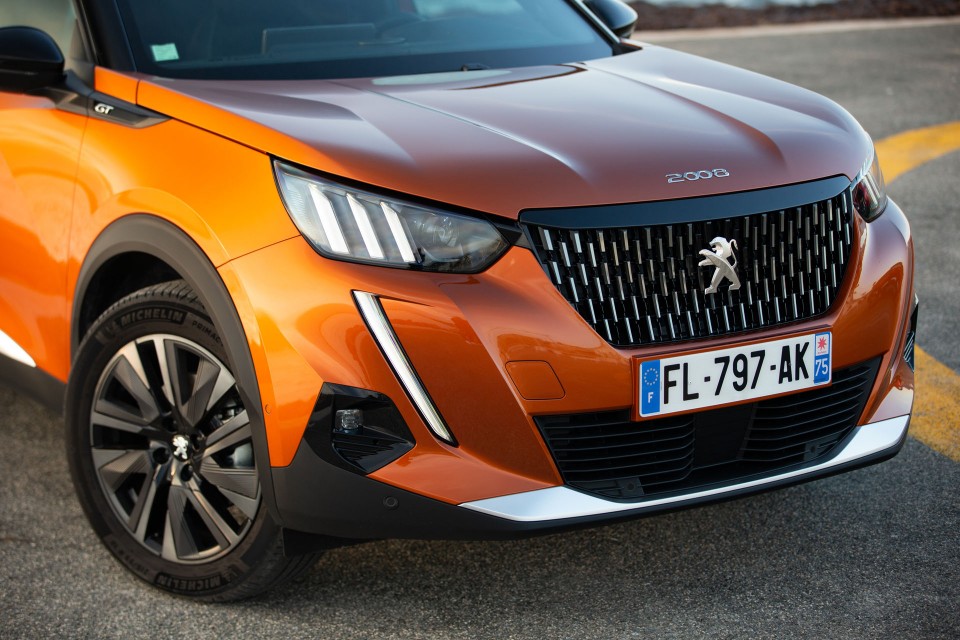 Photo officielle Peugeot 2008 II GT Orange Fusion - Essais press