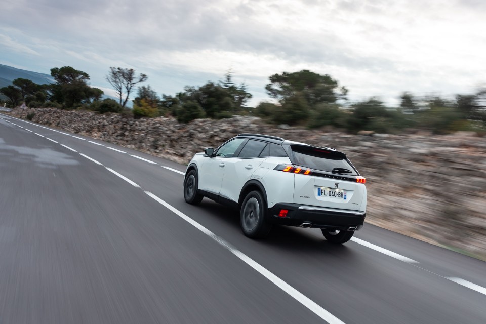 Photo officielle Peugeot 2008 II GT Line Blanc Nacré - Essais p