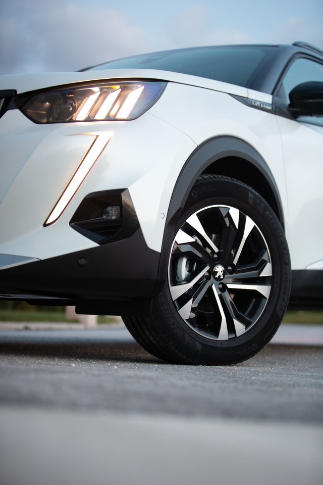 Photo officielle Peugeot 2008 II GT Line Blanc Nacré - Essais p