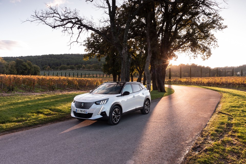 Photo officielle Peugeot e-2008 GT Blanc Nacré - Essais presse