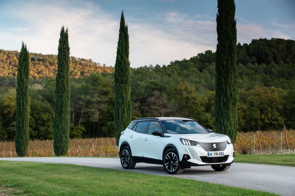 Photo officielle Peugeot e-2008 GT Blanc Nacré - Essais presse