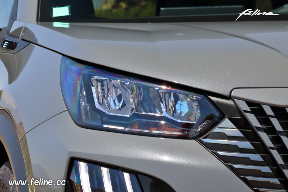 Photo phare avant LED Peugeot e-2008 II restylée Allure Electrique 156 (2023)