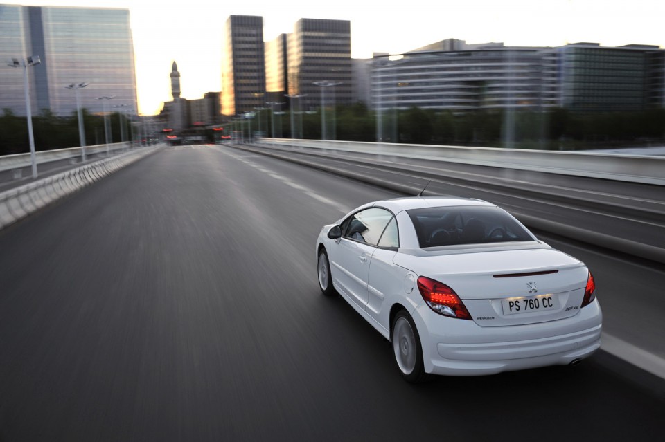 Photo 3/4 arrière coupé Paris Peugeot 207 CC Blanc Banquise phase 2 (2009) - 1-005