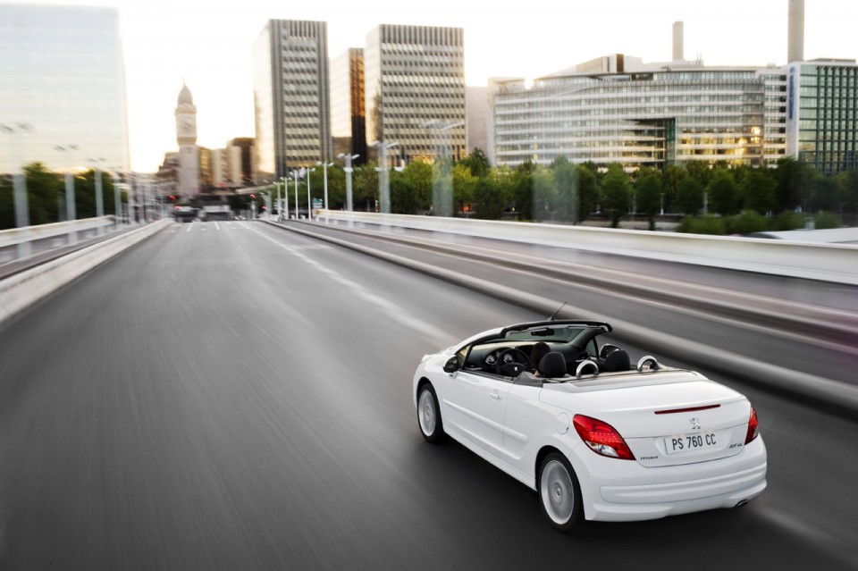 Photo 3/4 arrière cabriolet Paris Peugeot 207 CC Blanc Banquise phase 2 (2009) - 1-006